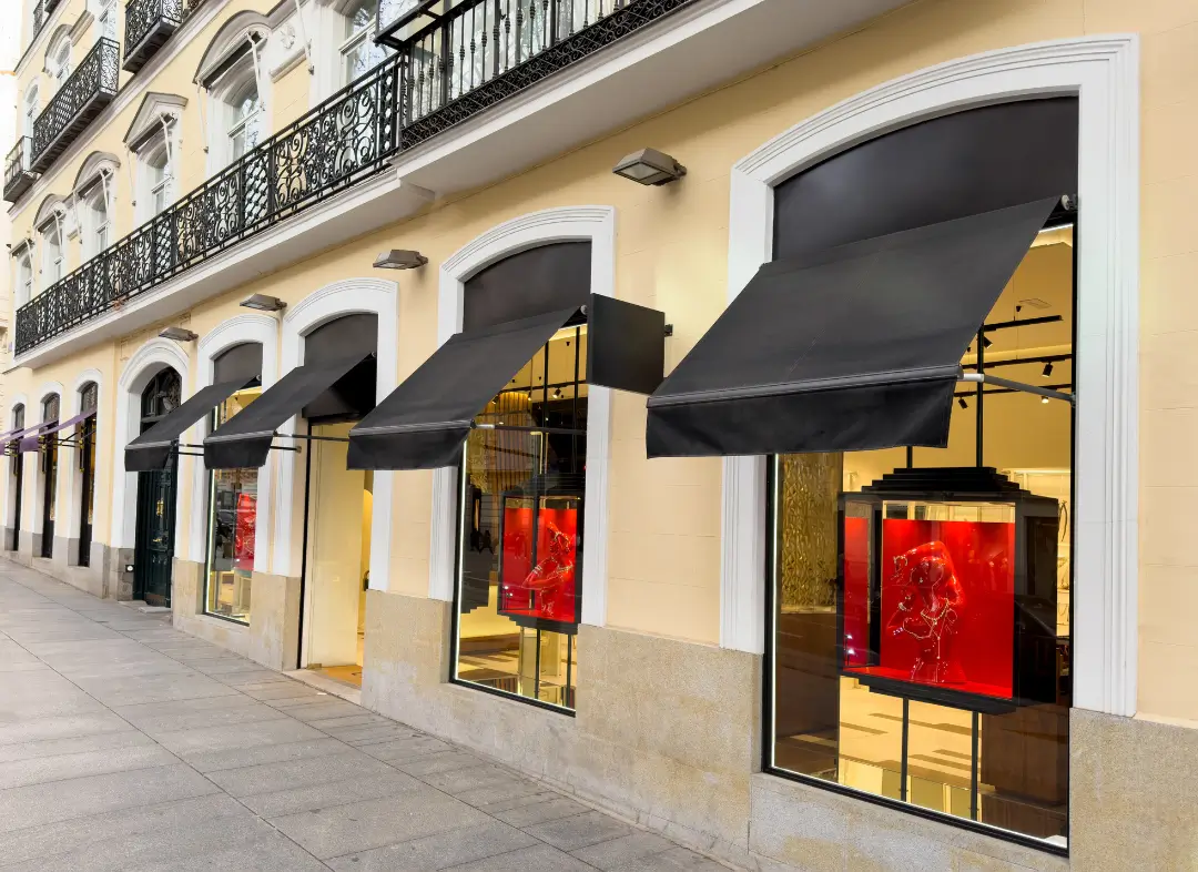Façade vitrine de magasin en aluminium sur mesure à Castagniers